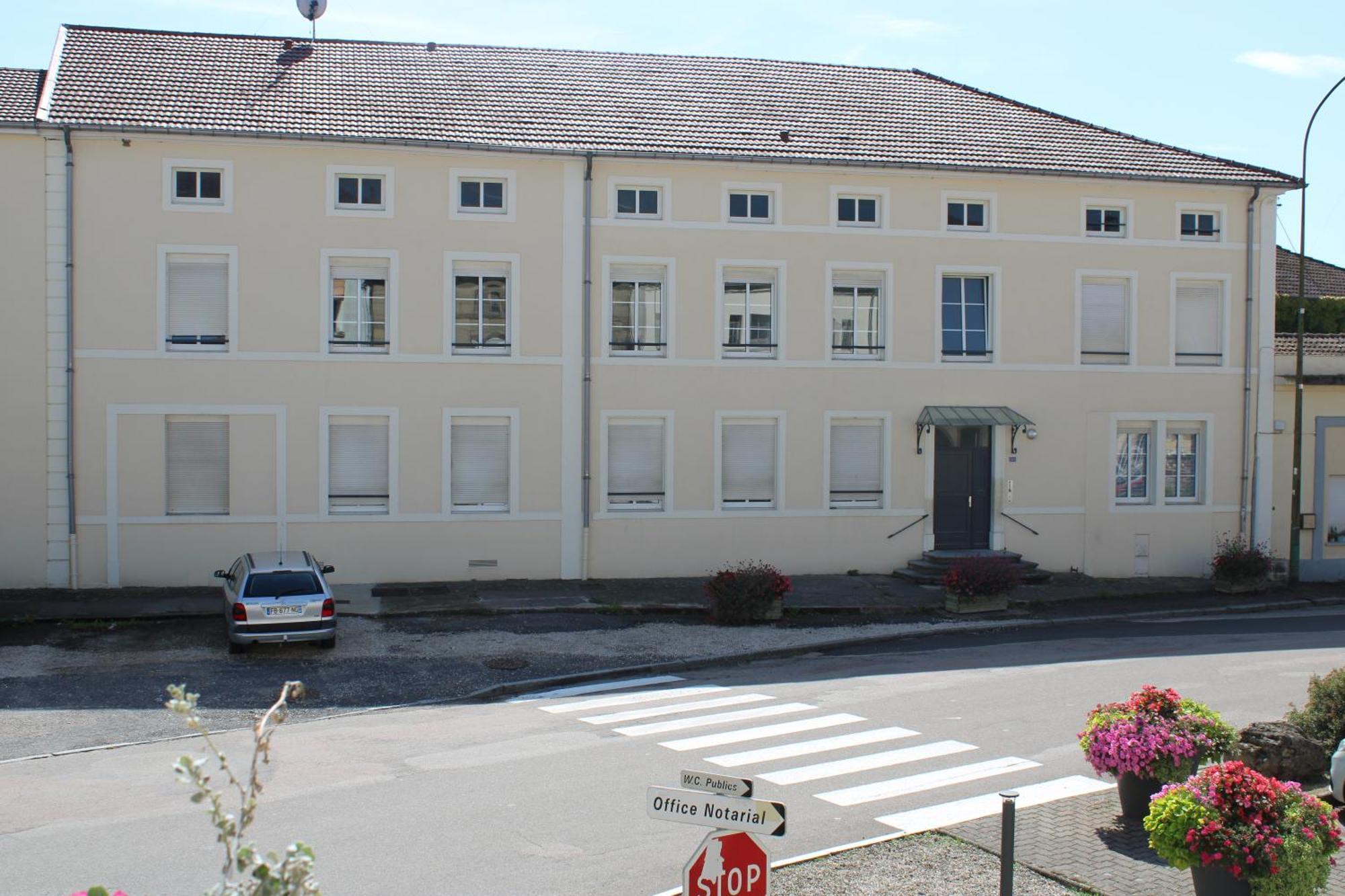 Le Commerce Dompaire Bagian luar foto